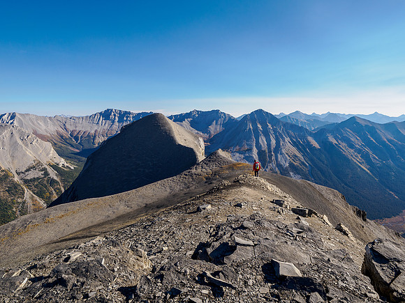 Scrambling between Mount Cautley and Gibraltar Rock.
