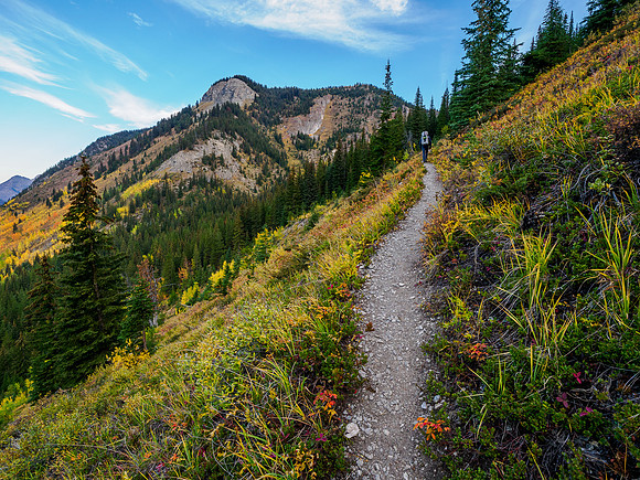 Hiking from Og Lake to Citadel Pass.