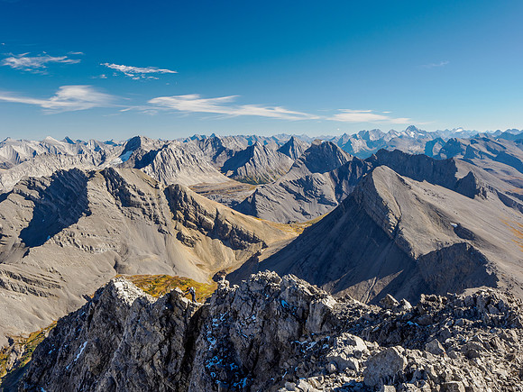 Wietse returns to the south face via the exposed SE summit ridge.
