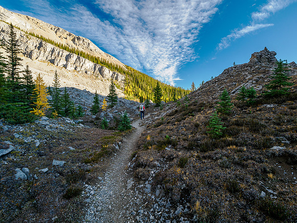 Hiking the Valley of the Rocks Trail to Og Lake.