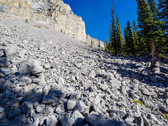Hiking around the south cliffs of Golden Mountain towards Nasswald Peak.