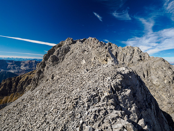 Scrambling the loose and exposed upper SE summit ridge.