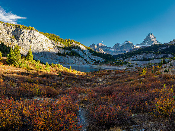 Hiking the Valley of the Rocks Trail to Og Lake.