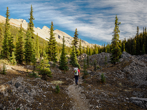 Hiking the Valley of the Rocks Trail to Og Lake.