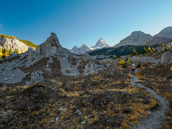 Hiking the Valley of the Rocks Trail to Og Lake.