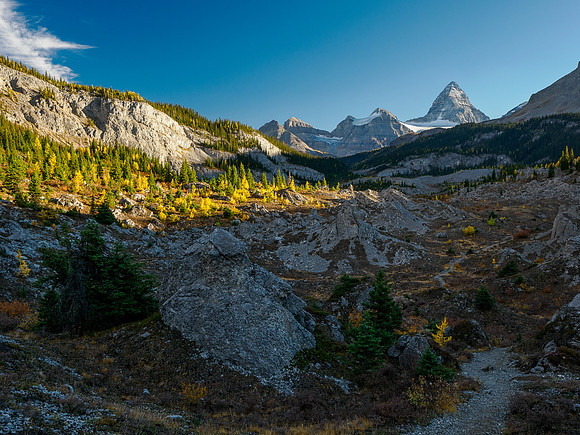 Hiking the Valley of the Rocks Trail to Og Lake.