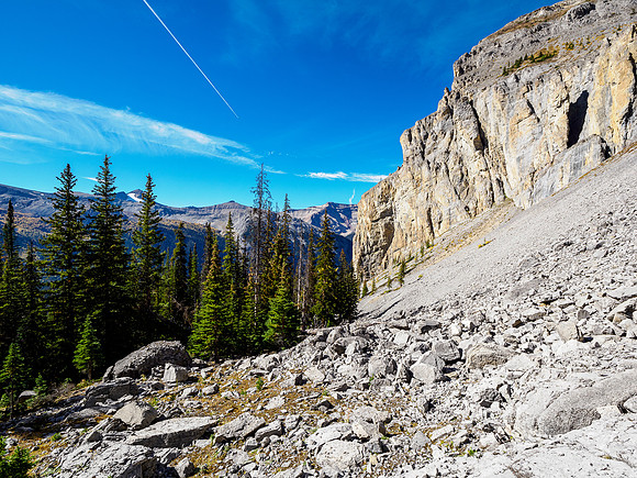 Hiking around the south cliffs of Golden Mountain towards Nasswald Peak.