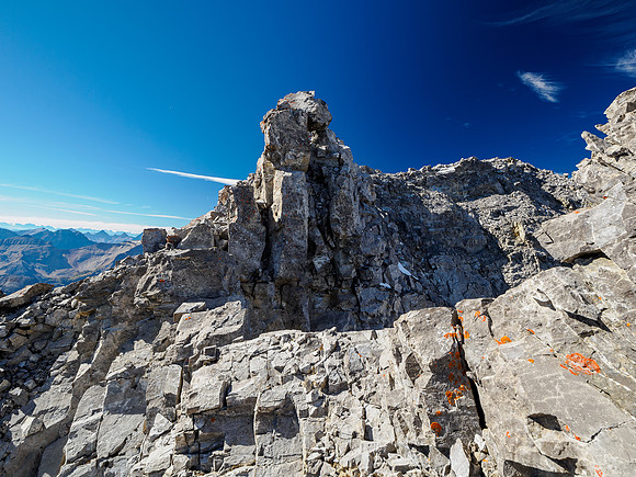 Scrambling the loose and exposed upper SE summit ridge.