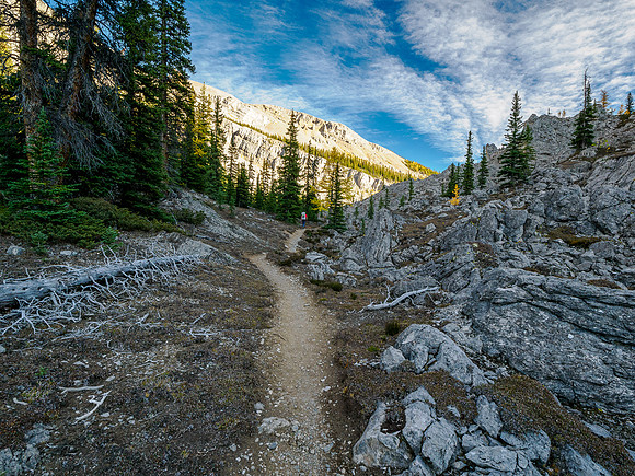 Hiking the Valley of the Rocks Trail to Og Lake.