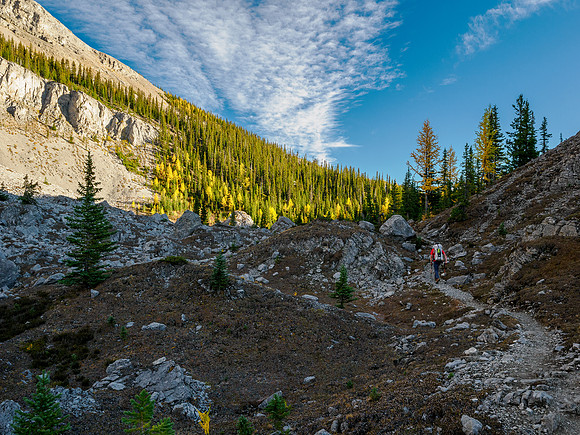 Hiking the Valley of the Rocks Trail to Og Lake.