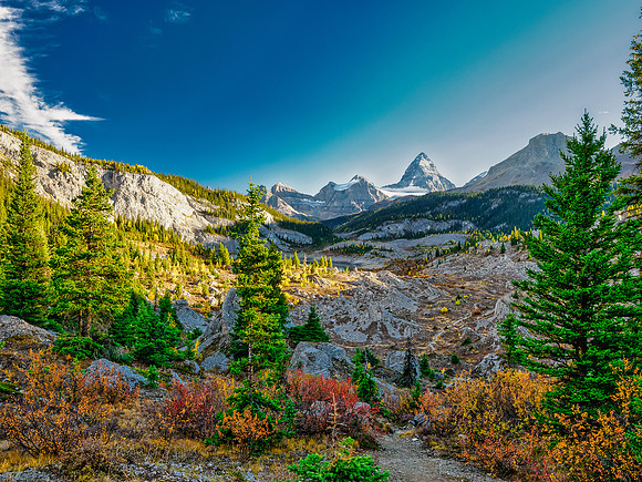 Hiking the Valley of the Rocks Trail to Og Lake.