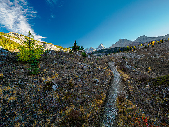 Hiking the Valley of the Rocks Trail to Og Lake.