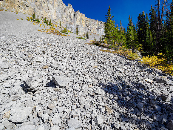 Hiking around the south cliffs of Golden Mountain towards Nasswald Peak.