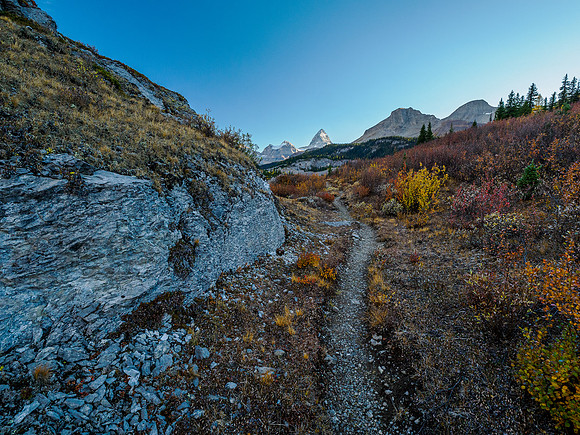 Hiking the Valley of the Rocks Trail to Og Lake.
