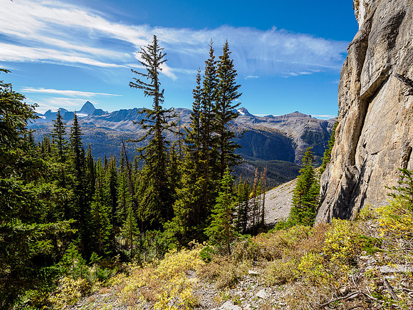 Hiking around the south cliffs of Golden Mountain towards Nasswald Peak.