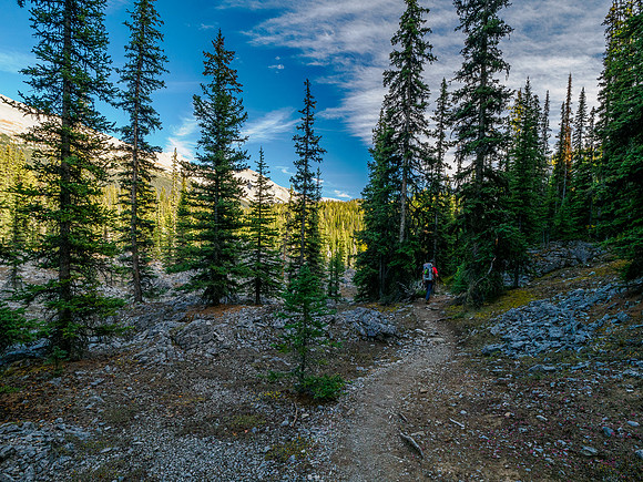 Hiking the Valley of the Rocks Trail to Og Lake.