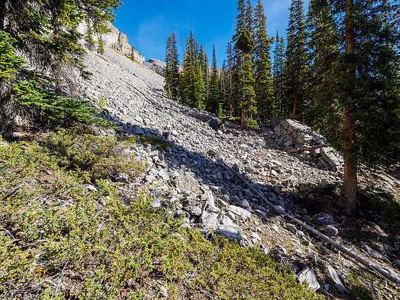 Hiking around the south cliffs of Golden Mountain towards Nasswald Peak.