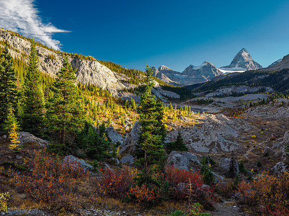 Hiking the Valley of the Rocks Trail to Og Lake.