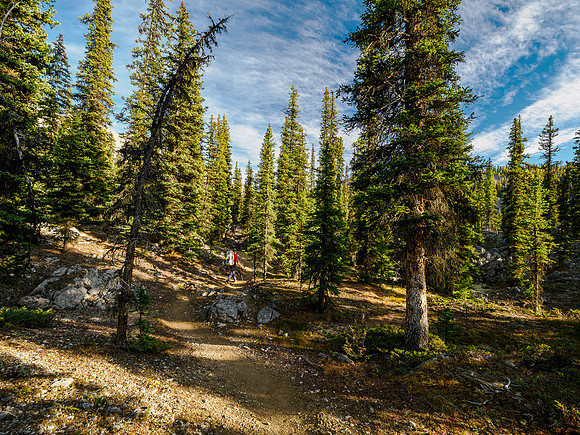 Hiking the Valley of the Rocks Trail to Og Lake.