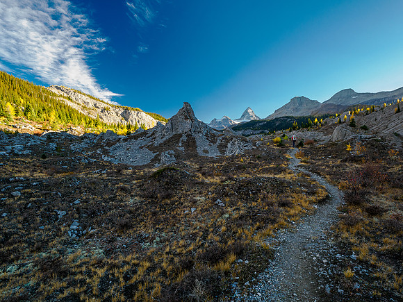 Hiking the Valley of the Rocks Trail to Og Lake.