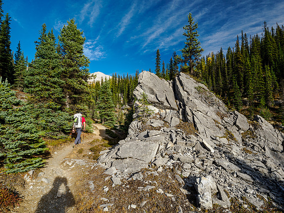 Hiking the Valley of the Rocks Trail to Og Lake.