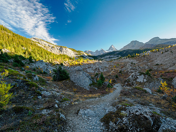 Hiking the Valley of the Rocks Trail to Og Lake.