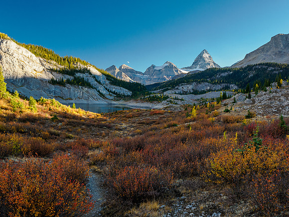 Hiking the Valley of the Rocks Trail to Og Lake.