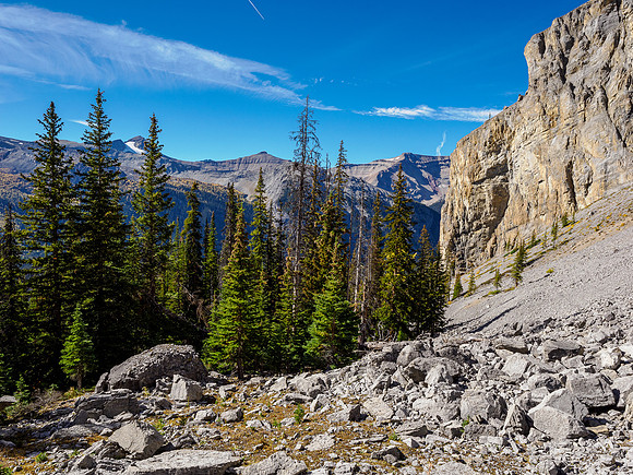 Hiking around the south cliffs of Golden Mountain towards Nasswald Peak.