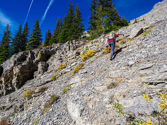Hiking around the south cliffs of Golden Mountain towards Nasswald Peak.