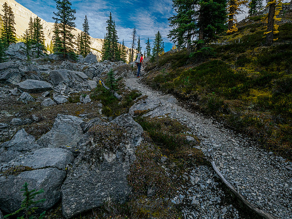 Hiking the Valley of the Rocks Trail to Og Lake.