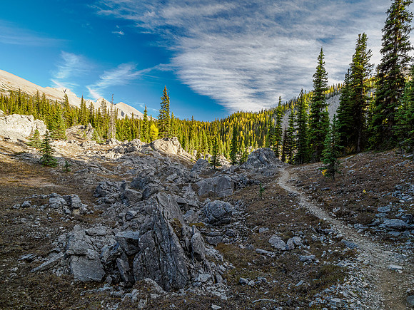 Hiking the Valley of the Rocks Trail to Og Lake.