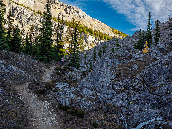 Hiking the Valley of the Rocks Trail to Og Lake.