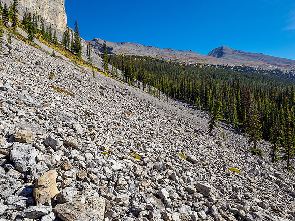 Hiking around the south cliffs of Golden Mountain towards Nasswald Peak.
