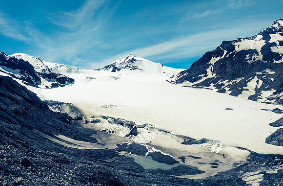 Mons Peak is beautiful. Look carefully at lower right and you can spot Mike crossing the Mons outflow stream on slushy snow / ice.