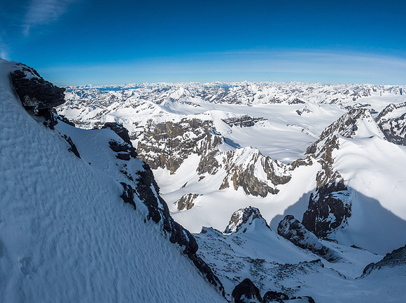 The terrain around the rock band is steep and somewhat exposed. The scenery is already breathtaking.
