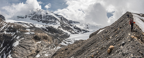 On the second moraine, starting to immerse ourselves in a world of wild scenery.