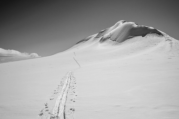 One more look back at the gorgeous upper slopes before we ski down to the main glacier.
