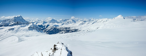 Mount Columbia at right. Doesn't it look close? Don't be fooled. It's not. It is a 12-15 hour ski from near the base of Castleguard to Columbia and back.