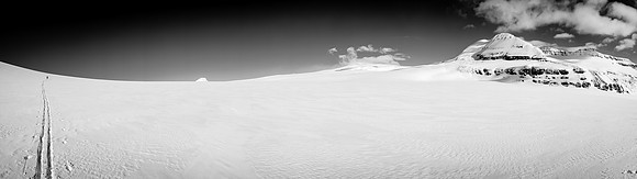 We break onto the Columbia neve. Mount Columbia is just visible at center and Snow Dome too. Androlumbia at right.