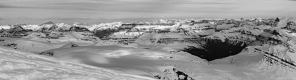Cirrus, Cline, Saskatchewan, Wilson, Amery, Chephren, White Pyramid, Howse and the Lyells at far right.