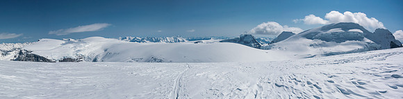 Back on Stutfield, ready for the ski down and then another ski UP to camp! Damn. This is a long day... ;)