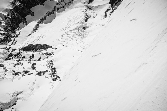 This is what it looked like when I looked at my feet on the ridge. There are people who are considering skiing this face.