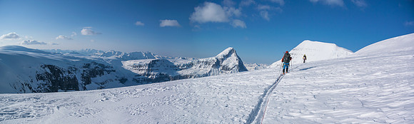Traversing an easy part of the bench. With good snow, this traverse is very straight forward.