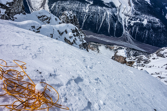 It's a bloody long drop to the Columbia valley floor! Over 2000 meters!