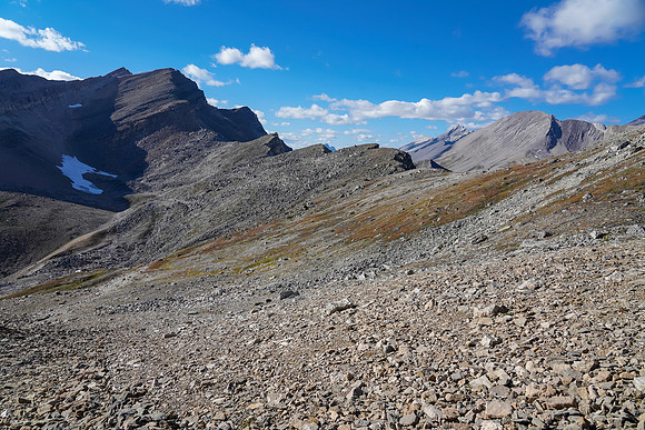 First views over the Pipestone / Siffleur towards Devon Mountain (R).