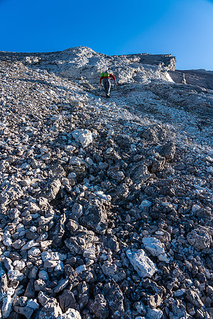 Ascending the SW ridge of Deluc.
