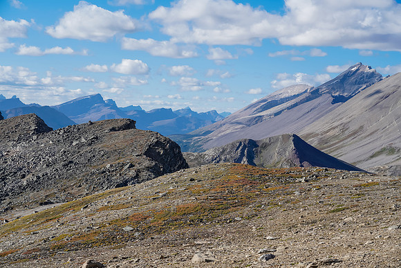 First views over the Pipestone / Siffleur towards Clearwater Mountain (R).