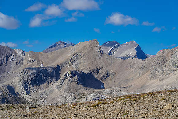 First views over the Pipestone / Siffleur towards Willingdon, Crown and South Tower.