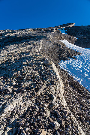 Ascending the SW ridge of Deluc.