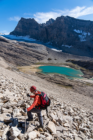 Hiking and scrambling up steep scree to break the cliffs guarding the upper SW face of Dip Slope.
